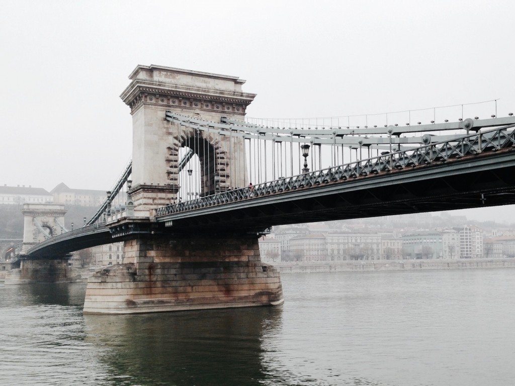 Die Kettenbrücke ist das Wahrzeichen von Budapest.